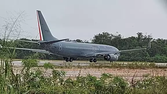El avión llegó a la terminal a las 10:00 horas de este sábado El avión llegó a la terminal a las 10:00 horas de este sábado