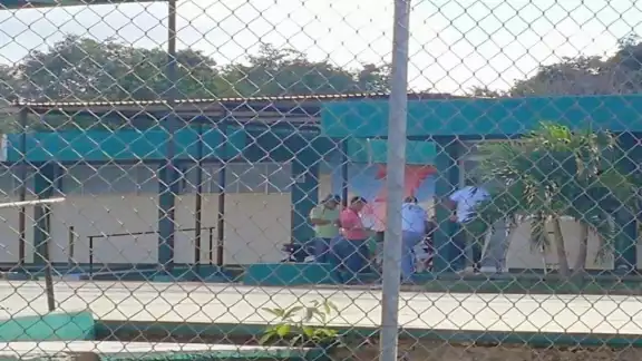 Los docentes se unieron al paro para ejercer presión a las autoridades. Los docentes se unieron al paro para ejercer presión a las autoridades.