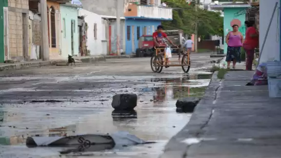 Señalan que el agua acumulada en los baches estaba provocando accidentes. Foto: Agustín Ferrer. Señalan que el agua acumulada en los baches estaba provocando accidentes. Foto: Agustín Ferrer.