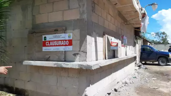 Tres personas fueron arrestadas y se colocaron sellos de clausura en el sitio. Foto: Romana Mora.