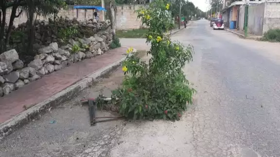El hueco tiene una dimensión aproximada de 12 metros de ancho y un metro de profundidad. El hueco tiene una dimensión aproximada de 12 metros de ancho y un metro de profundidad.