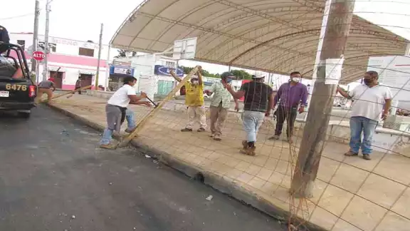 La población  de Chicxulub Puerto reaccionó de inmediato al levantamiento de la malla y la retiró. Foto: Por Esto!