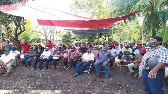 Los ejidatarios alzaron la voz para exigirle a Tamayo Batún que entregue cuentas claras. Foto: Efraín Valencia. Los ejidatarios alzaron la voz para exigirle a Tamayo Batún que entregue cuentas claras. Foto: Efraín Valencia.