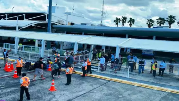 La ruta aérea hacia la isla se mantenía con menos de 20 vuelos semanales. La ruta aérea hacia la isla se mantenía con menos de 20 vuelos semanales.