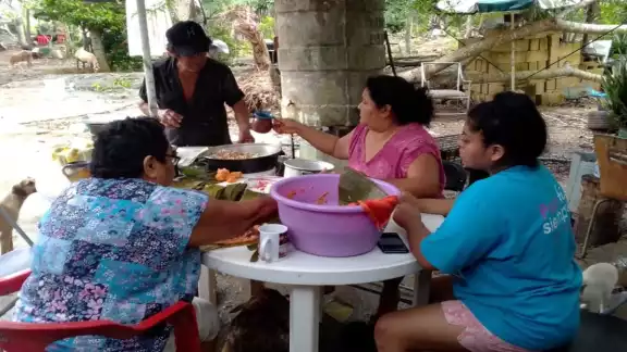Las mujeres prepararon tamales, panes y elotes para ofrecer a
los difuntos, además de colocar velas y flores. Foto: Ovidio López.