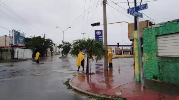 Agentes dirigen el tránsito en la Avenida Mérida 200. Fotos: Fernando Poo. Agentes dirigen el tránsito en la Avenida Mérida 200. Fotos: Fernando Poo.
