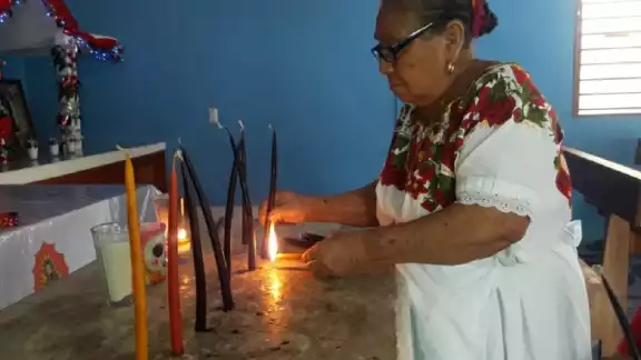 Doña Agustina Rivas es una de las habitantes que aún
conserva las costumbres en X-Hazil. Foto: Justino Xiu Chan. Doña Agustina Rivas es una de las habitantes que aún
conserva las costumbres en X-Hazil. Foto: Justino Xiu Chan.