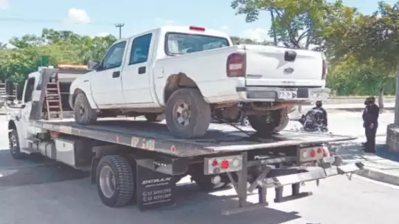 Un volquete y una camioneta fueron confiscadas por las autoridades. Un volquete y una camioneta fueron confiscadas por las autoridades.