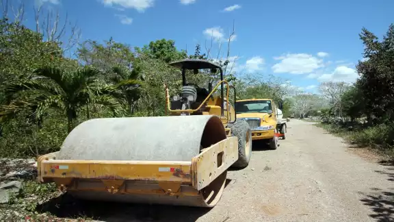 Las obras públicas estatales son de la SCT, la Comisión de
Agua Potable y Alcantarillado y el Ifeqroo. Foto: Mario Hernández. Las obras públicas estatales son de la SCT, la Comisión de
Agua Potable y Alcantarillado y el Ifeqroo. Foto: Mario Hernández.