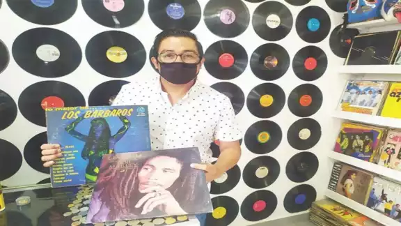 La colección de la tienda contiene discos que incluso datan de hace 80 años. La colección de la tienda contiene discos que incluso datan de hace 80 años.