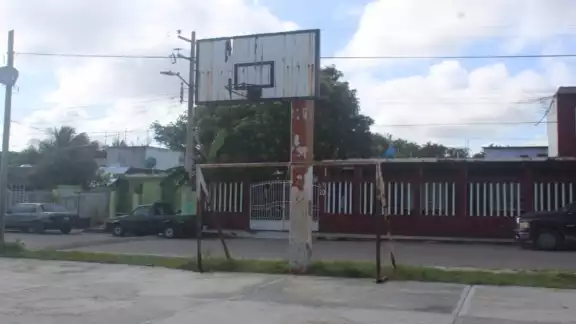 La corrosión ha dañado las dos canastas que hay para jugar basquetbol. Foto: Manuel Collí. La corrosión ha dañado las dos canastas que hay para jugar basquetbol. Foto: Manuel Collí.