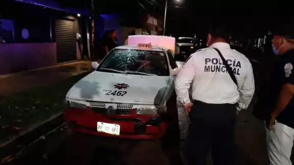 El conductor del taxi intentó escapar pero los elementos policíacos lo evitaron. Fotos: Ricardo Jiménez. El conductor del taxi intentó escapar pero los elementos policíacos lo evitaron. Fotos: Ricardo Jiménez.