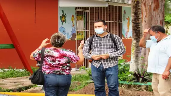 Personal del Inifed y la Secretaría de Educación verifican los daños ocasionados a los inmuebles. Foto: Karina Carrión. Personal del Inifed y la Secretaría de Educación verifican los daños ocasionados a los inmuebles. Foto: Karina Carrión.