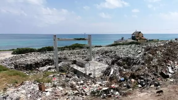 Vecinos de Punta Sur se quejan de la mala imagen urbana y los fétidos olores. Foto: Ovidio López. Vecinos de Punta Sur se quejan de la mala imagen urbana y los fétidos olores. Foto: Ovidio López.