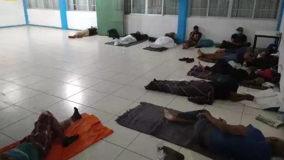 Apenas notaron una mejoría en las condiciones climatológicas y las personas decidieron retornar a sus hogares. Foto: Romana Mora. Apenas notaron una mejoría en las condiciones climatológicas y las personas decidieron retornar a sus hogares. Foto: Romana Mora.