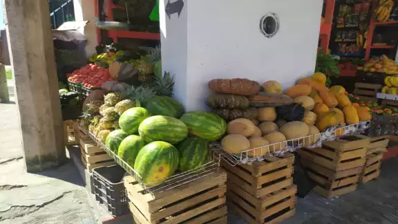 Las frutas de temporada siguen con los mismos precios que el año pasado. Foto: Juan García.