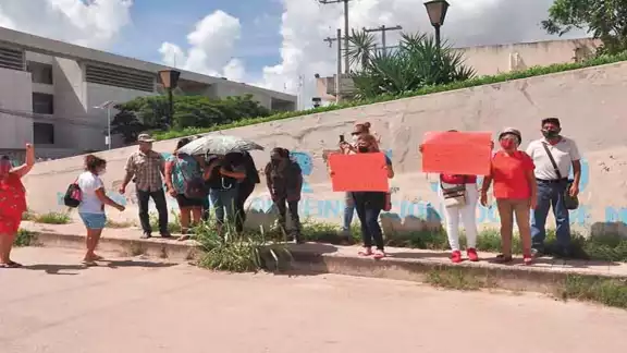 Se esperaba la llegada de parientes de los cerca de mil internos del Cereso. Foto: Por Esto! Se esperaba la llegada de parientes de los cerca de mil internos del Cereso. Foto: Por Esto!
