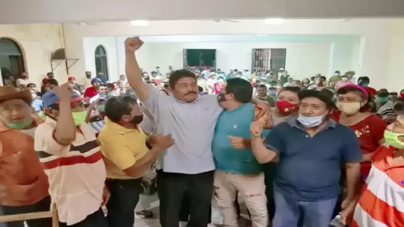 Santiago Ku Chab se convirtió en el nuevo dirigente de los ejidatarios en Calkiní. Santiago Ku Chab se convirtió en el nuevo dirigente de los ejidatarios en Calkiní.