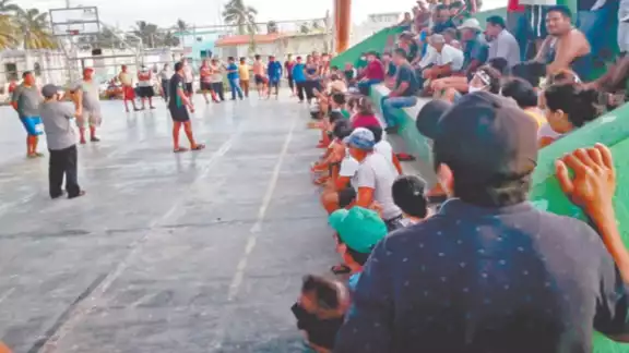 Ciudadanos de Isla Arena acuerdan suspender el pago de la energía eléctrica en caso de que la CFE no corrija los desperfectos que causan accidentes. Foto: Jorge Aké.