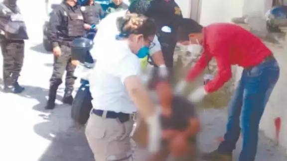 La PEP atendió al hombre que fue golpeado por los vecinos de la colonia Miguel Hidalgo. Foto: Dismar Herrera. La PEP atendió al hombre que fue golpeado por los vecinos de la colonia Miguel Hidalgo. Foto: Dismar Herrera.