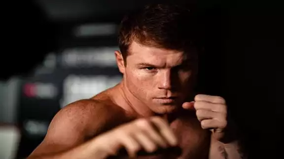 Canelo dio muestra de su riqueza humana al ayudar a una niña que juntaba dinero para poder pagar la operación de su madre, quien padecía un tumor cerebral