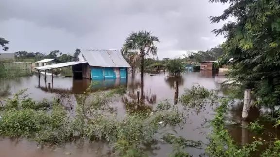 Una veintena de hogares permanecen anegados, aunque el número podría aumentar una vez que se realicen recorridos. Foto: Eric Castillo. Una veintena de hogares permanecen anegados, aunque el número podría aumentar una vez que se realicen recorridos. Foto: Eric Castillo.