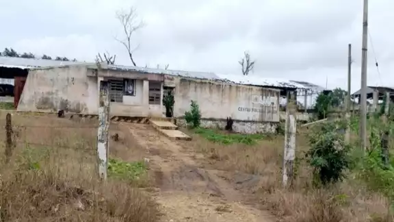 La entrada principal permanece entre la maleza por falta de mantenimiento. La entrada principal permanece entre la maleza por falta de mantenimiento.