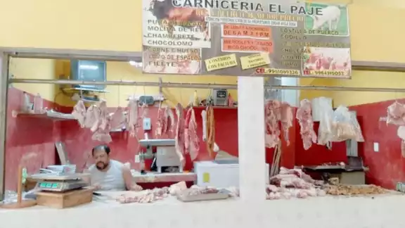 Tablajeros del mercado público de Dzitbalché se quejan por la falta de higiene en la preparación de la chicharra y la morcilla. Foto: José Euán. Tablajeros del mercado público de Dzitbalché se quejan por la falta de higiene en la preparación de la chicharra y la morcilla. Foto: José Euán.