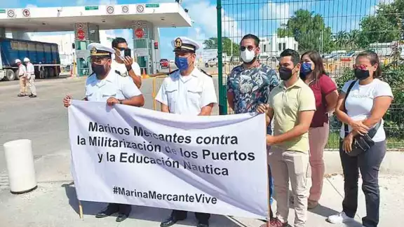 Marinos Mercantes protestaron en días pasados a las puertas de la Administración Portuaria Integral. Foto: Alfredo Canto May. Marinos Mercantes protestaron en días pasados a las puertas de la Administración Portuaria Integral. Foto: Alfredo Canto May.