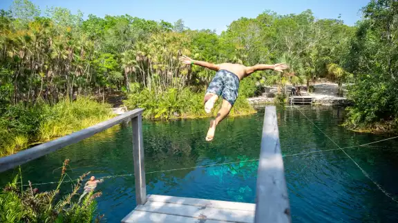 Cenote Escondido: Una piscina cristalina en medio de la selva Cenote Escondido: Una piscina cristalina en medio de la selva