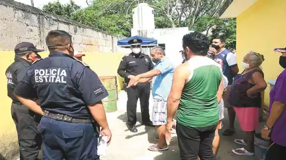 Agentes policíacos lograron que los ciudadanos lleguen a un acuerdo. Foto: Ramón Reyna Fernández. Agentes policíacos lograron que los ciudadanos lleguen a un acuerdo. Foto: Ramón Reyna Fernández.