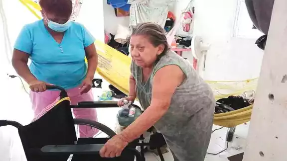 Doña Lulú habita en una casa que se encontraba abandonada
y que ahora también le piden desocupar. Doña Lulú habita en una casa que se encontraba abandonada
y que ahora también le piden desocupar.