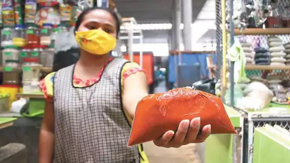 En “La Mestiza de Kanasín”, el año pasado vendían el kilo de recado rojo a 80 pesos y ahora lo bajaron a 60. Foto: Luis Payán. En “La Mestiza de Kanasín”, el año pasado vendían el kilo de recado rojo a 80 pesos y ahora lo bajaron a 60. Foto: Luis Payán.