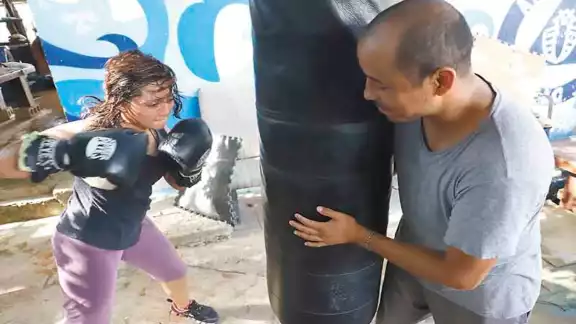 En "El Arca de Noé", Giovani apoya a jóvenes promesas del boxeo. Fotos: Martín Zetina.