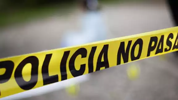 El cuerpo fue levantado y trasladado hasta las instalaciones de la Fiscalía Estatal. El cuerpo fue levantado y trasladado hasta las instalaciones de la Fiscalía Estatal.