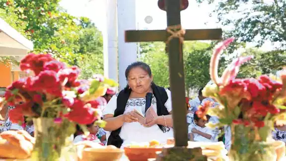 Del 31 de octubre al 30 de noviembre, las ánimas reciben el permiso para visitar a sus familiares. Fotos: Carlos Ek Uc.