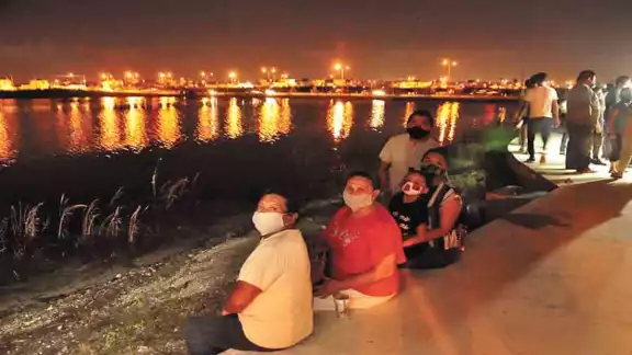 La iluminación en los alrededores del cuerpo de agua le da un toque especial, según los visitantes. La iluminación en los alrededores del cuerpo de agua le da un toque especial, según los visitantes.