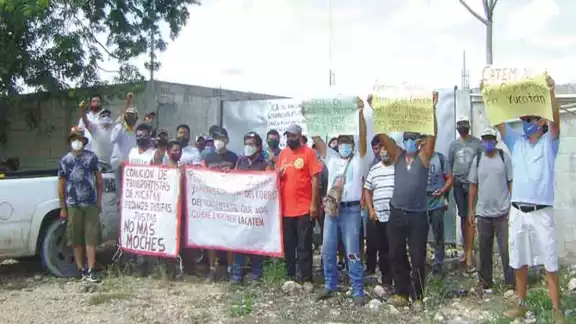 Integrantes del sindicato Florencio May Noh denuncian agresiones por parte de la agrupación CATEM. Foto: Manuel Vázquez Rivero.