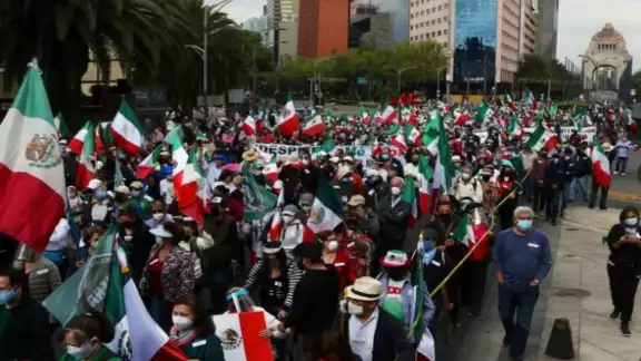 El contingente salió del Monumento a la Revolución y avanzó sobre Avenida Juárez para llegar al Zócalo. Foto: Twitter.