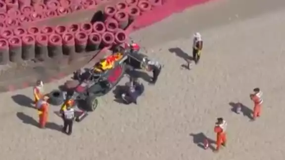Verstappen se defendió del ataque del siete veces campeón mundial durante las primeras curvas de la pista. Verstappen se defendió del ataque del siete veces campeón mundial durante las primeras curvas de la pista.