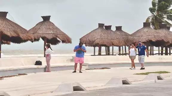 El fuerte viento no fue impedimento para que los turistas llegaran a conocer el puerto. Foto: Víctor Gijón. El fuerte viento no fue impedimento para que los turistas llegaran a conocer el puerto. Foto: Víctor Gijón.