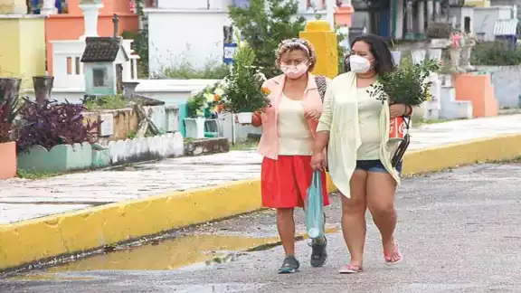 En los tres días se contabilizaron entre 8 y 10 mil visitantes a los cinco camposantos que hay en la ciudad. Fotos: Luis Payán. En los tres días se contabilizaron entre 8 y 10 mil visitantes a los cinco camposantos que hay en la ciudad. Fotos: Luis Payán.