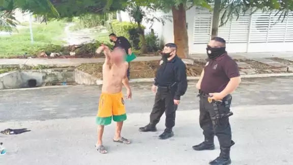 El hombre manifestó haberse caído tras intentar brincar un camellón. El hombre manifestó haberse caído tras intentar brincar un camellón.