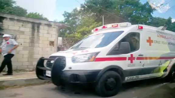 Efectivos de emergencia acudieron al domicilio, pero no pudieron salvar la vida del hombre. Foto: Jorge Aké. Efectivos de emergencia acudieron al domicilio, pero no pudieron salvar la vida del hombre. Foto: Jorge Aké.