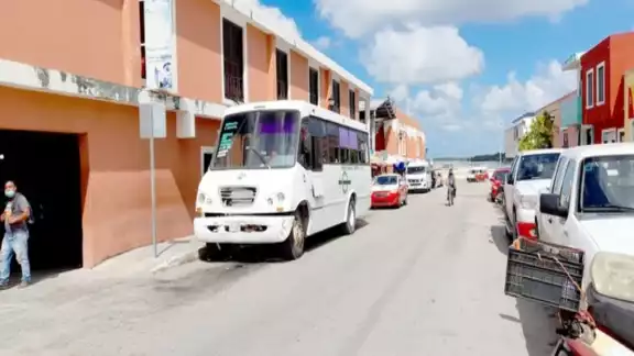 Pese al semáforo verde, los transportistas siguen operando al 50 por ciento. Pese al semáforo verde, los transportistas siguen operando al 50 por ciento.