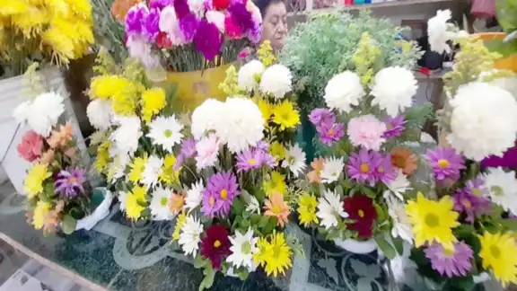 Señalan que hay días en los que apenas venden 70 pesos de flores. Foto: José Valencia.