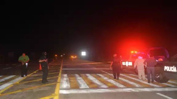 Las autoridades informaron que la mujer llevaba entre
sus pertenencias una credencial del INE. Las autoridades informaron que la mujer llevaba entre
sus pertenencias una credencial del INE.