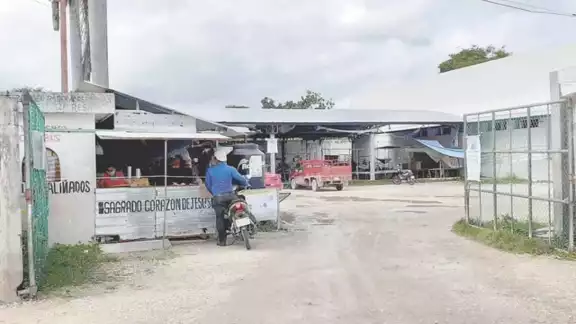 Algunos locatarios estuvieron a punto de abandonar sus puestos. Algunos locatarios estuvieron a punto de abandonar sus puestos.