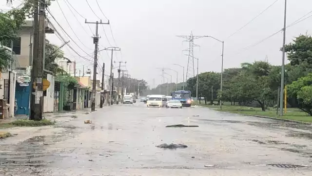 Algunos vehículos han presentado averías por circular en zonas inundadas. Foto: Jorge Delgado.