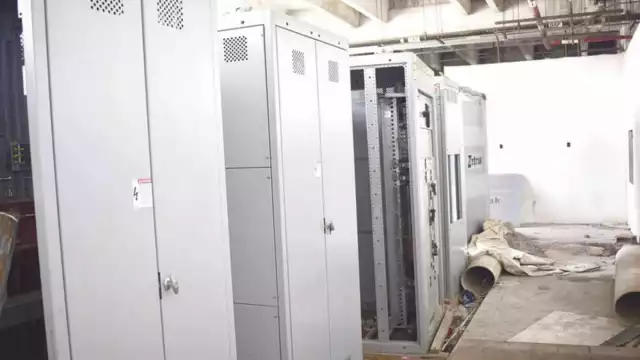 Al interior del edificio existe instrumental médico acumulado.